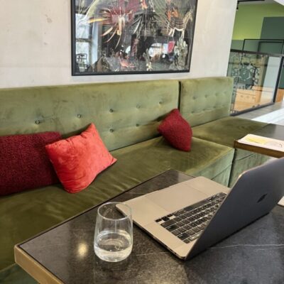 computer-in-a-caffee-setting